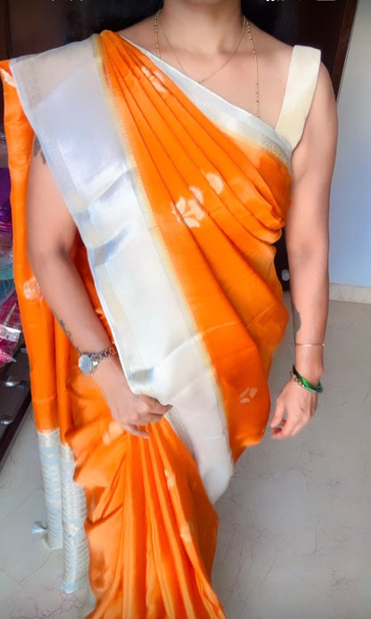 ಕಾಂಟ್ರಾಸ್ಟ್ ಬಾರ್ಡರ್ ಹೊಂದಿರುವ ಬೆಳ್ಳಿ ಹೂವಿನ ಮಾದರಿಯೊಂದಿಗೆ ಪ್ರಕಾಶಮಾನವಾದ ಕೆಂಪು ಶುದ್ಧ ಚಿನಿಯಾ ರೇಷ್ಮೆ- ಸಾಂಪ್ರದಾಯಿಕ ಉಡುಗೆ