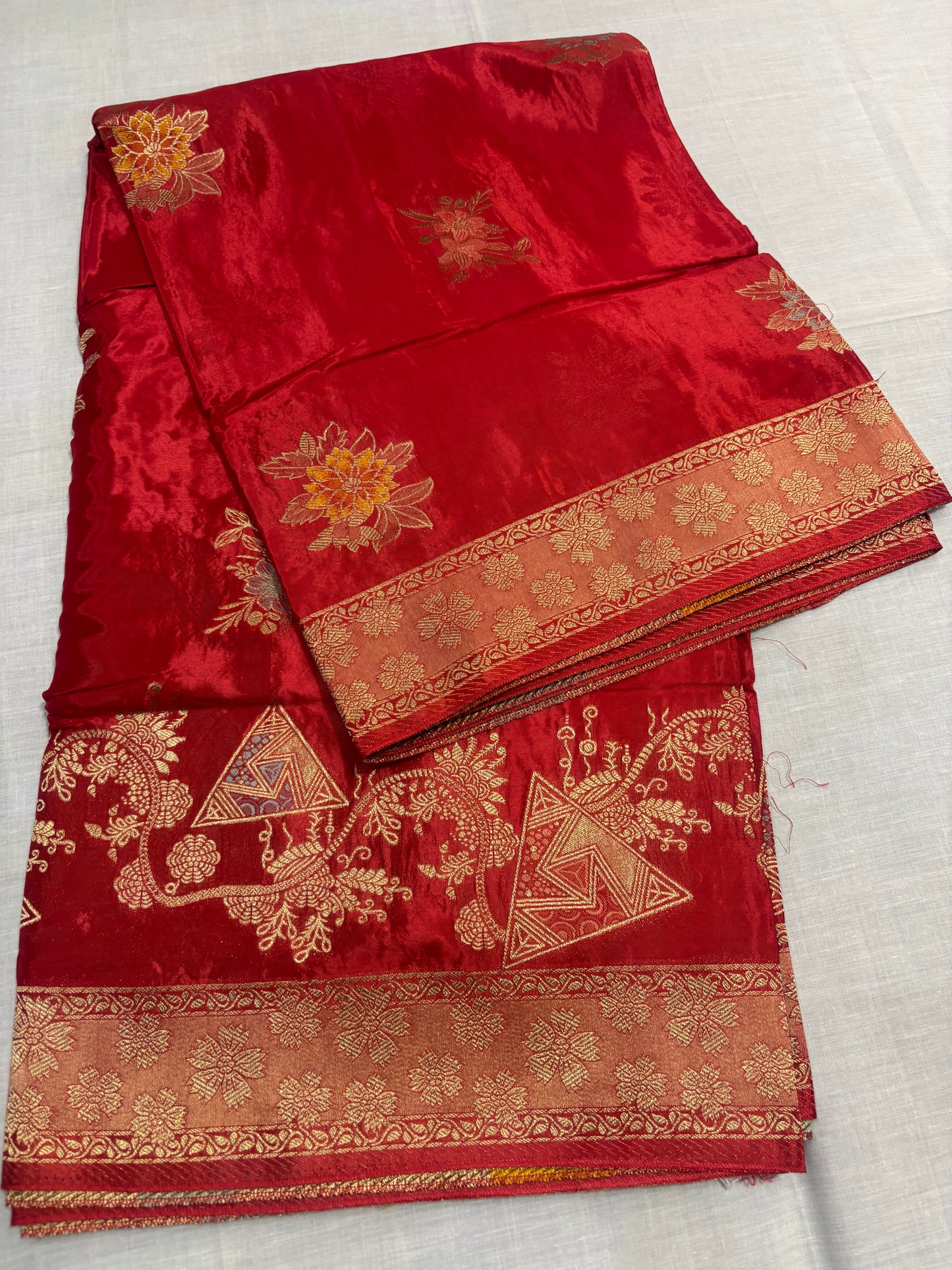 Red Luxurious Banarasi Pure Mashru Silk with Small Flower Motifs - Designer Party Wear
