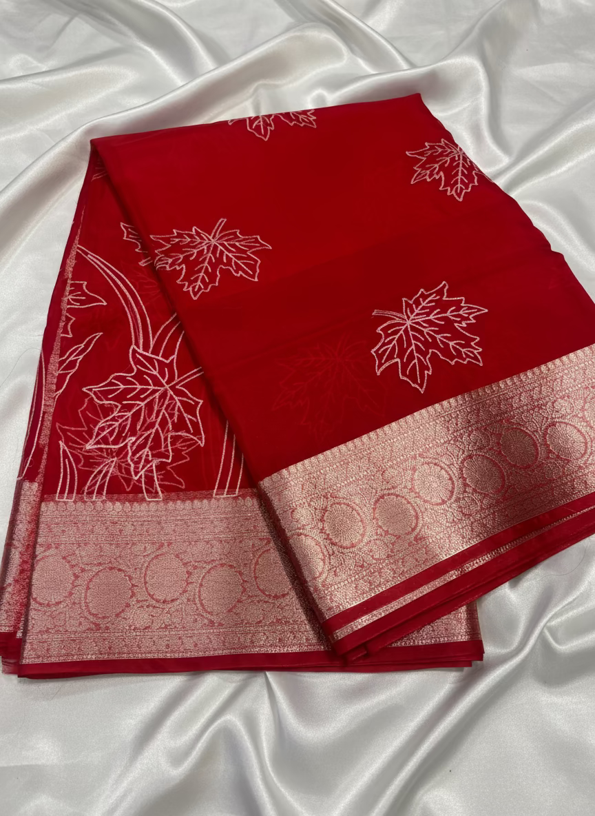 ಬನಾರಸಿ ಕೆಂಪು ಕೋರಾ ಆರ್ಗನ್ಜಾ ಸಿಲ್ಕ್ ಜೊತೆಗೆ ಅಪ್ಲಿಕ್ ಸ್ಫೂರ್ತಿ ಪಡೆದ ಕಸೂತಿ ಸೀರೆ - ಸಾಂಪ್ರದಾಯಿಕ ಉಡುಗೆ