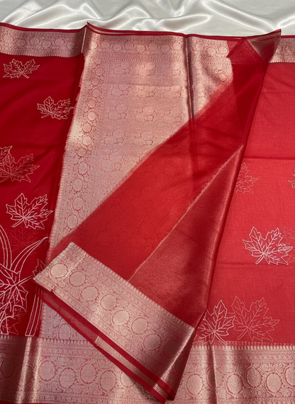 ಬನಾರಸಿ ಕೆಂಪು ಕೋರಾ ಆರ್ಗನ್ಜಾ ಸಿಲ್ಕ್ ಜೊತೆಗೆ ಅಪ್ಲಿಕ್ ಸ್ಫೂರ್ತಿ ಪಡೆದ ಕಸೂತಿ ಸೀರೆ - ಸಾಂಪ್ರದಾಯಿಕ ಉಡುಗೆ