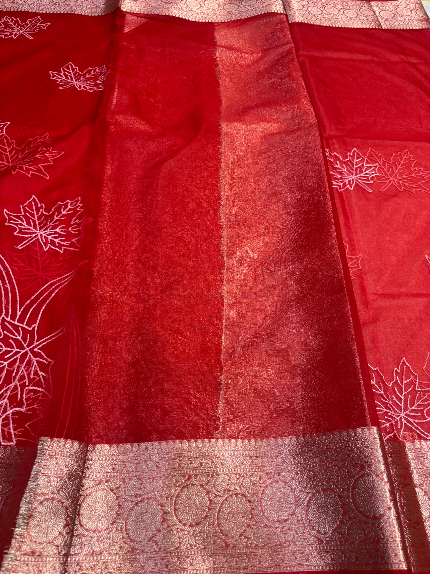 ಬನಾರಸಿ ಕೆಂಪು ಕೋರಾ ಆರ್ಗನ್ಜಾ ಸಿಲ್ಕ್ ಜೊತೆಗೆ ಅಪ್ಲಿಕ್ ಸ್ಫೂರ್ತಿ ಪಡೆದ ಕಸೂತಿ ಸೀರೆ - ಸಾಂಪ್ರದಾಯಿಕ ಉಡುಗೆ