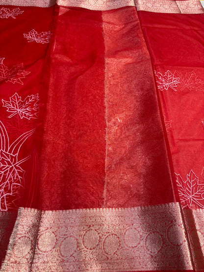 ಬನಾರಸಿ ಕೆಂಪು ಕೋರಾ ಆರ್ಗನ್ಜಾ ಸಿಲ್ಕ್ ಜೊತೆಗೆ ಅಪ್ಲಿಕ್ ಸ್ಫೂರ್ತಿ ಪಡೆದ ಕಸೂತಿ ಸೀರೆ - ಸಾಂಪ್ರದಾಯಿಕ ಉಡುಗೆ