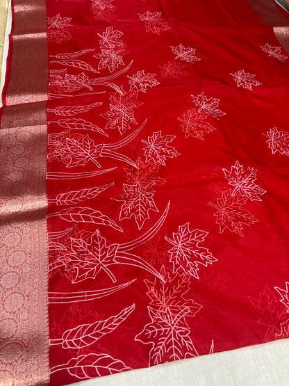 ಬನಾರಸಿ ಕೆಂಪು ಕೋರಾ ಆರ್ಗನ್ಜಾ ಸಿಲ್ಕ್ ಜೊತೆಗೆ ಅಪ್ಲಿಕ್ ಸ್ಫೂರ್ತಿ ಪಡೆದ ಕಸೂತಿ ಸೀರೆ - ಸಾಂಪ್ರದಾಯಿಕ ಉಡುಗೆ