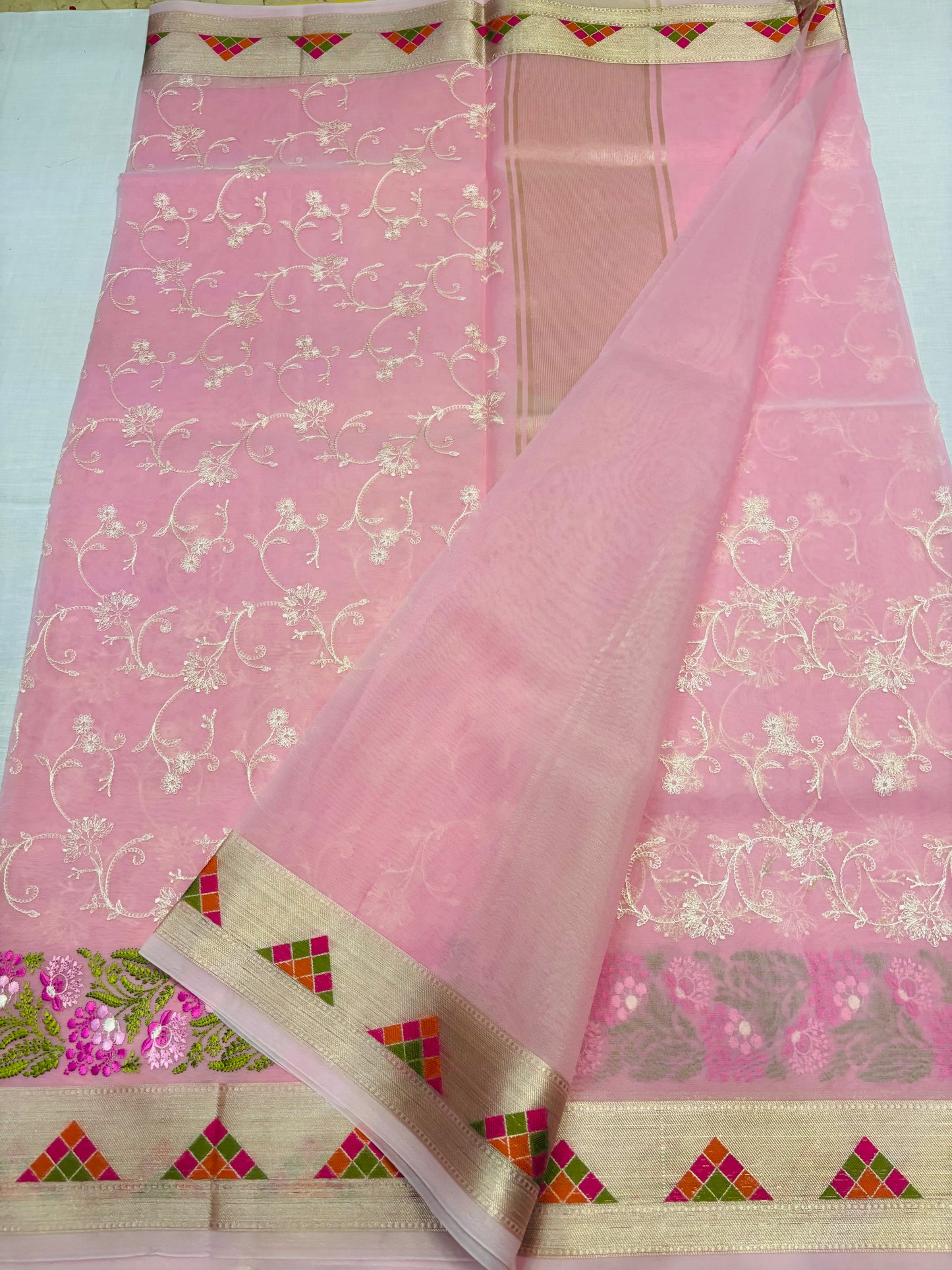 ಬನಾರಸಿ ಪೀಚ್ ಕೋರಾ ಆರ್ಗಾಂಜಾ ಸಿಲ್ಕ್ ಜೊತೆಗೆ ಪಾರ್ಸಿ ಬಾರ್ಡರ್ ಸೀರೆ - ಡಿಸೈನರ್ ಪಾರ್ಟಿ ವೇರ್