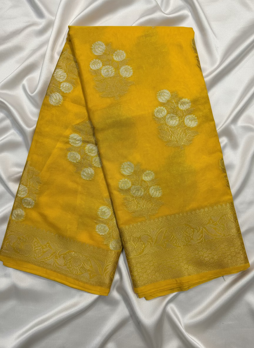 ಹಳದಿ ಬನಾರಸಿ ಕಟಾನ್ ಜಾರ್ಜೆಟ್ ಸೀರೆಯೊಂದಿಗೆ ಚಿನ್ನ ಮತ್ತು ಬೆಳ್ಳಿ ಮೀನಾಕ್ಷಿ ಬುಟ್ಟಾ - ಸಾಂಪ್ರದಾಯಿಕ ಉಡುಗೆ