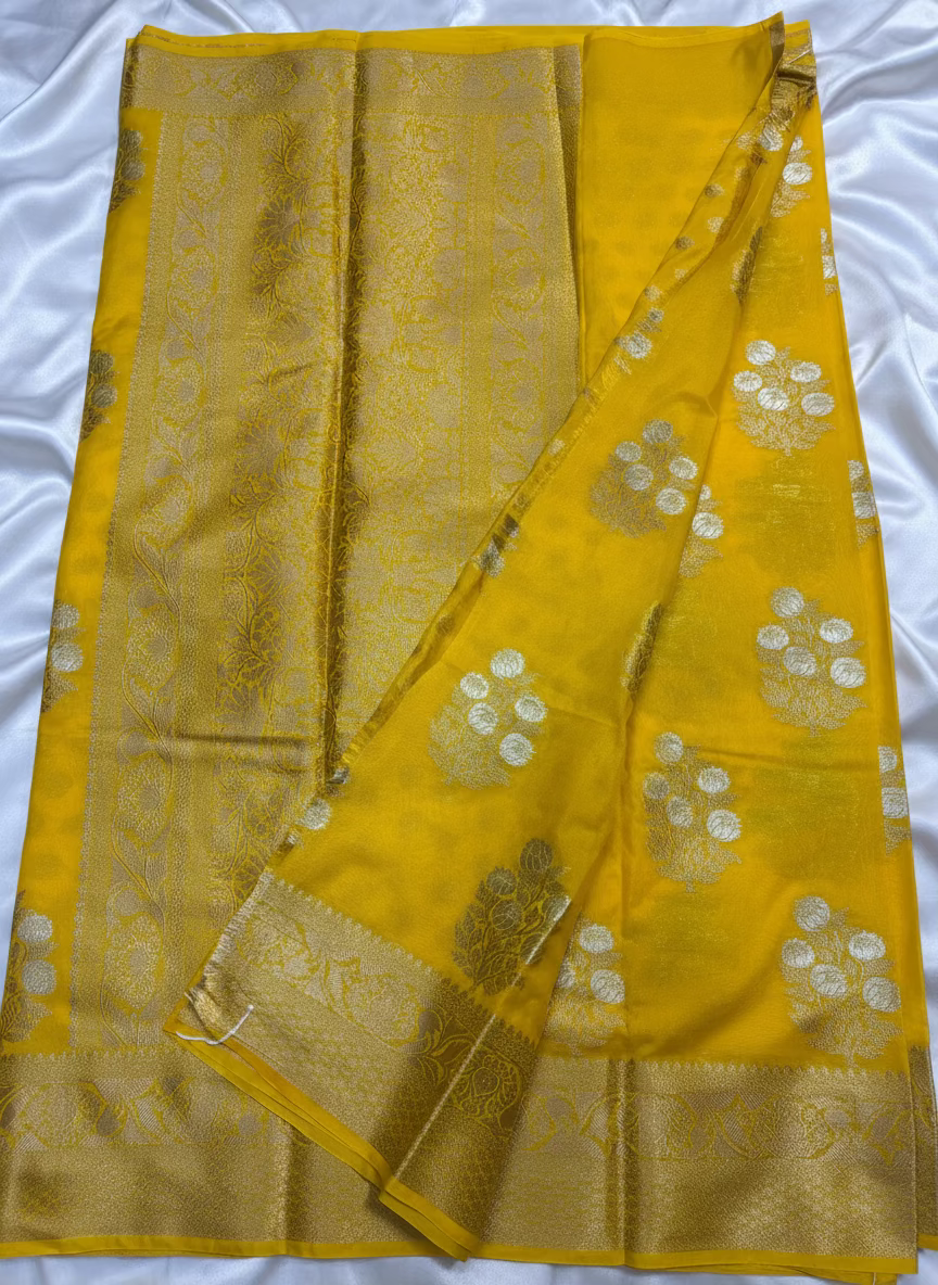 ಹಳದಿ ಬನಾರಸಿ ಕಟಾನ್ ಜಾರ್ಜೆಟ್ ಸೀರೆಯೊಂದಿಗೆ ಚಿನ್ನ ಮತ್ತು ಬೆಳ್ಳಿ ಮೀನಾಕ್ಷಿ ಬುಟ್ಟಾ - ಸಾಂಪ್ರದಾಯಿಕ ಉಡುಗೆ