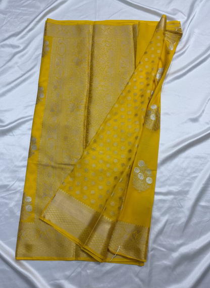 ಹಳದಿ ಬನಾರಸಿ ಕಟಾನ್ ಜಾರ್ಜೆಟ್ ಸೀರೆಯೊಂದಿಗೆ ಚಿನ್ನ ಮತ್ತು ಬೆಳ್ಳಿ ಮೀನಾಕ್ಷಿ ಬುಟ್ಟಾ - ಸಾಂಪ್ರದಾಯಿಕ ಉಡುಗೆ