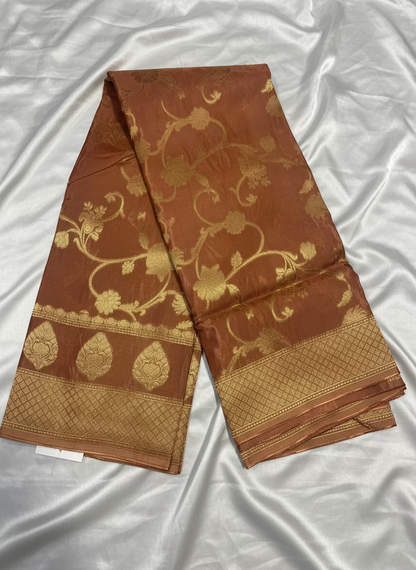 ಸಿಲ್ವರ್ ಜಾಲ್ ವಿನ್ಯಾಸದೊಂದಿಗೆ ಕಂದು ಬನಾರಸಿ ರಷ್ಯನ್ ರೇಷ್ಮೆ ಸೀರೆ - ಡಿಸೈನರ್ ಪಾರ್ಟಿ ವೇರ್