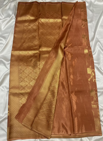 ಸಿಲ್ವರ್ ಜಾಲ್ ವಿನ್ಯಾಸದೊಂದಿಗೆ ಕಂದು ಬನಾರಸಿ ರಷ್ಯನ್ ರೇಷ್ಮೆ ಸೀರೆ - ಡಿಸೈನರ್ ಪಾರ್ಟಿ ವೇರ್