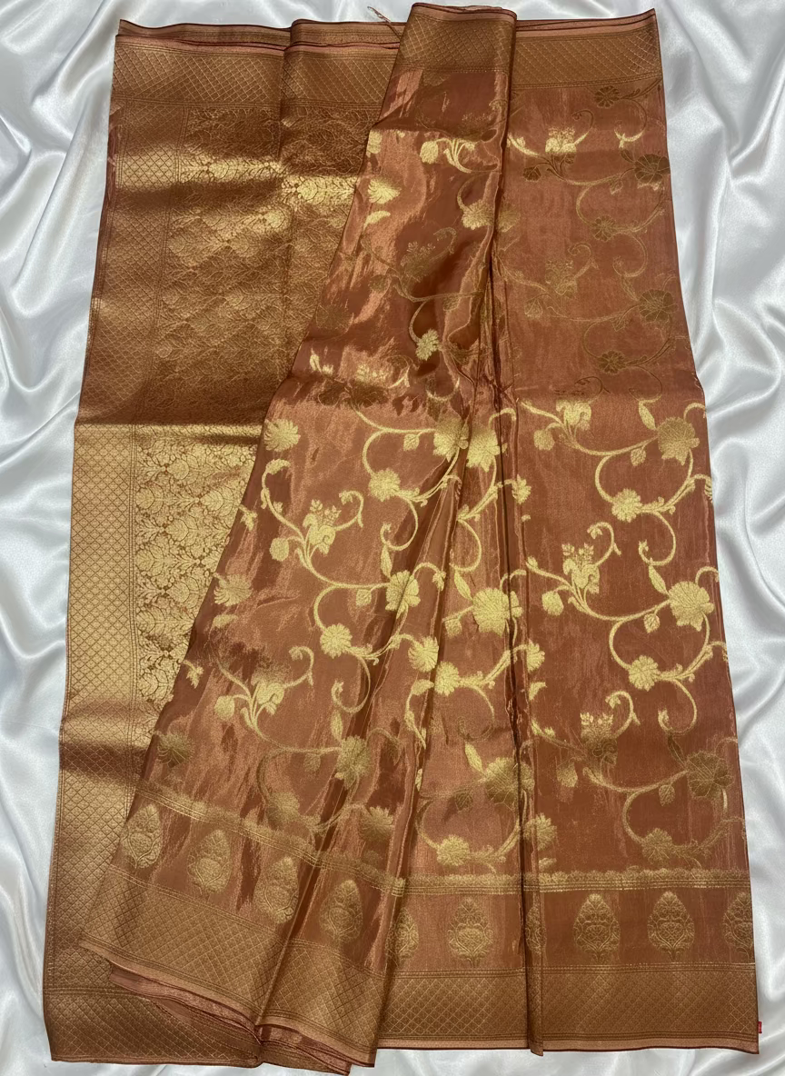 ಸಿಲ್ವರ್ ಜಾಲ್ ವಿನ್ಯಾಸದೊಂದಿಗೆ ಕಂದು ಬನಾರಸಿ ರಷ್ಯನ್ ರೇಷ್ಮೆ ಸೀರೆ - ಡಿಸೈನರ್ ಪಾರ್ಟಿ ವೇರ್