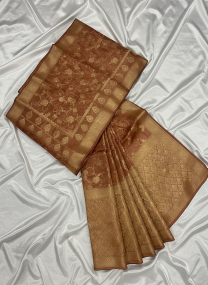 ಸಿಲ್ವರ್ ಜಾಲ್ ವಿನ್ಯಾಸದೊಂದಿಗೆ ಕಂದು ಬನಾರಸಿ ರಷ್ಯನ್ ರೇಷ್ಮೆ ಸೀರೆ - ಡಿಸೈನರ್ ಪಾರ್ಟಿ ವೇರ್