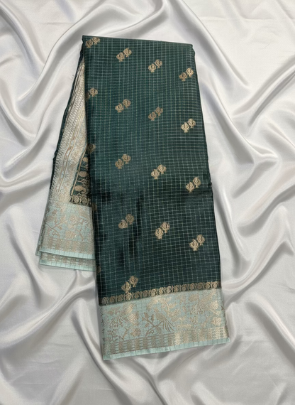 ಕಪ್ಪು ಹಸಿರು ಬಣ್ಣದ ಬನಾರಸಿ ರಷ್ಯನ್ ರೇಷ್ಮೆ ಸೀರೆ, ಚೆಕ್ಕರ್ ಮಾದರಿಯಲ್ಲಿ, ಸಣ್ಣ ಹೂವಿನ ಬುಟ್ಟಾ ಜೊತೆಗೆ ಕಾಂಟ್ರಾಸ್ಟ್ ಬಾರ್ಡರ್ - ಸಾಂಪ್ರದಾಯಿಕ ಉಡುಗೆ.