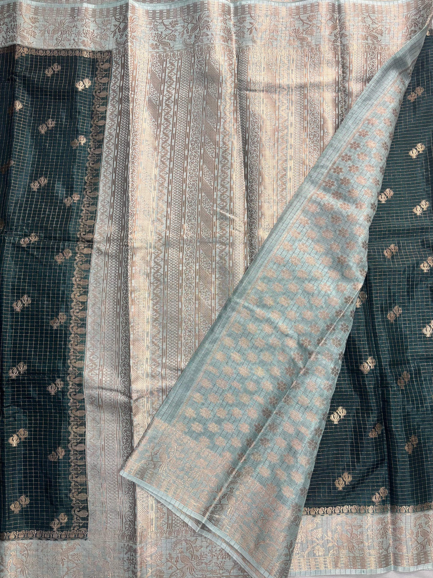 ಕಪ್ಪು ಹಸಿರು ಬಣ್ಣದ ಬನಾರಸಿ ರಷ್ಯನ್ ರೇಷ್ಮೆ ಸೀರೆ, ಚೆಕ್ಕರ್ ಮಾದರಿಯಲ್ಲಿ, ಸಣ್ಣ ಹೂವಿನ ಬುಟ್ಟಾ ಜೊತೆಗೆ ಕಾಂಟ್ರಾಸ್ಟ್ ಬಾರ್ಡರ್ - ಸಾಂಪ್ರದಾಯಿಕ ಉಡುಗೆ.