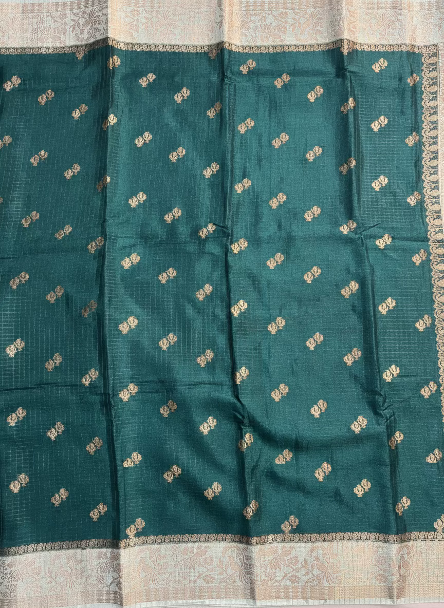 ಕಪ್ಪು ಹಸಿರು ಬಣ್ಣದ ಬನಾರಸಿ ರಷ್ಯನ್ ರೇಷ್ಮೆ ಸೀರೆ, ಚೆಕ್ಕರ್ ಮಾದರಿಯಲ್ಲಿ, ಸಣ್ಣ ಹೂವಿನ ಬುಟ್ಟಾ ಜೊತೆಗೆ ಕಾಂಟ್ರಾಸ್ಟ್ ಬಾರ್ಡರ್ - ಸಾಂಪ್ರದಾಯಿಕ ಉಡುಗೆ.