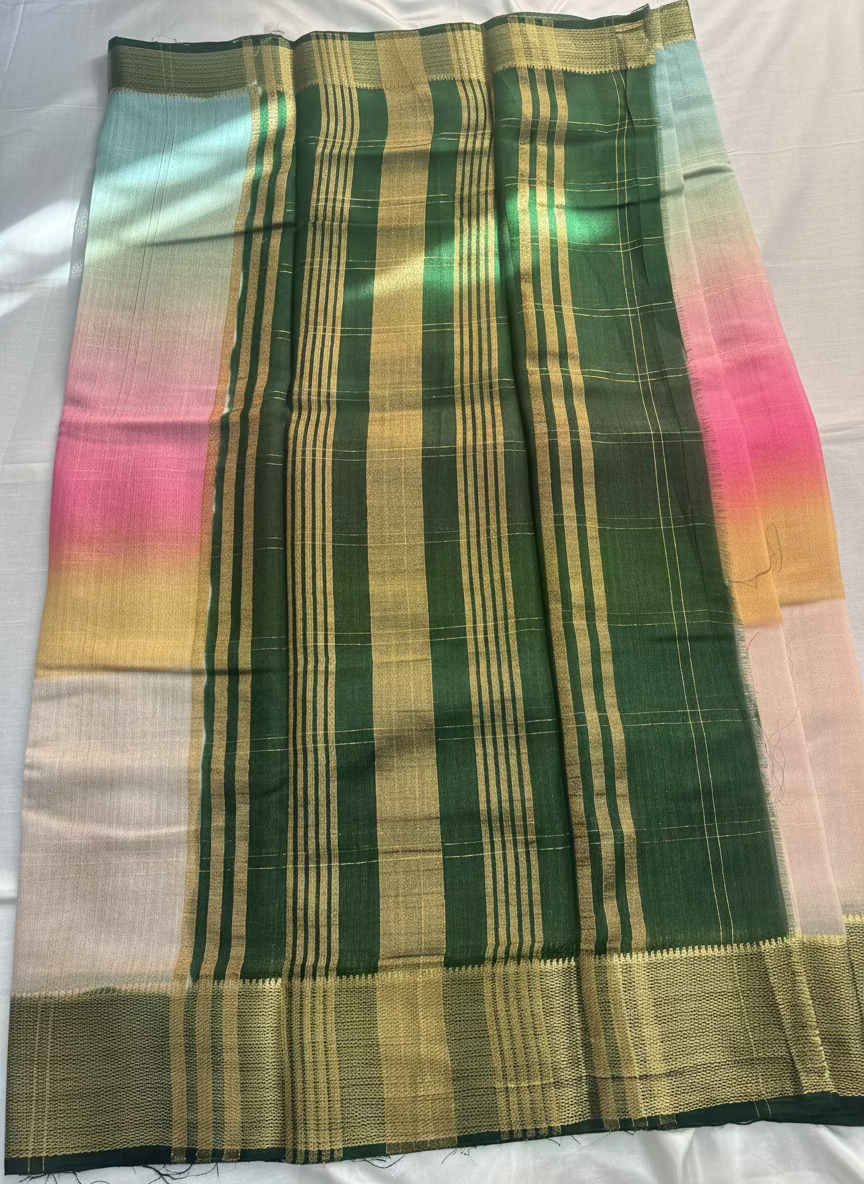 ಬಹುವರ್ಣದ ಮುದ್ರಣಗಳನ್ನು ಹೊಂದಿರುವ ಬಿಳಿ ವಿಸ್ಕೋಸ್ ರೇಷ್ಮೆ ಸೀರೆ, ಒಂದು ಸೊಗಸಾದ ಸಾಂಪ್ರದಾಯಿಕ ಉಡುಗೆ.