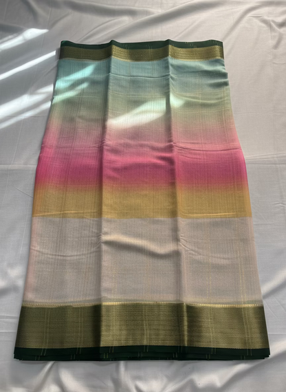 ಬಹುವರ್ಣದ ಮುದ್ರಣಗಳನ್ನು ಹೊಂದಿರುವ ಬಿಳಿ ವಿಸ್ಕೋಸ್ ರೇಷ್ಮೆ ಸೀರೆ, ಒಂದು ಸೊಗಸಾದ ಸಾಂಪ್ರದಾಯಿಕ ಉಡುಗೆ.