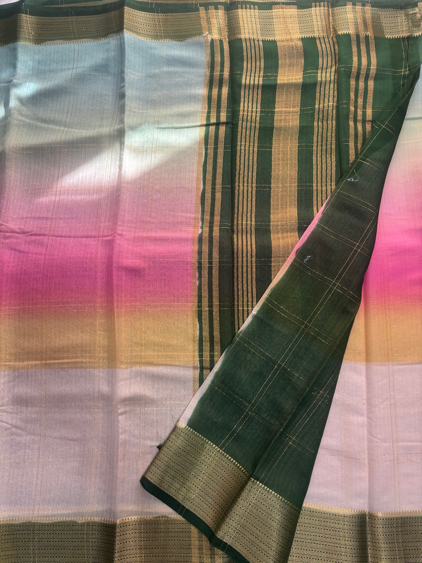 ಬಹುವರ್ಣದ ಮುದ್ರಣಗಳನ್ನು ಹೊಂದಿರುವ ಬಿಳಿ ವಿಸ್ಕೋಸ್ ರೇಷ್ಮೆ ಸೀರೆ, ಒಂದು ಸೊಗಸಾದ ಸಾಂಪ್ರದಾಯಿಕ ಉಡುಗೆ.