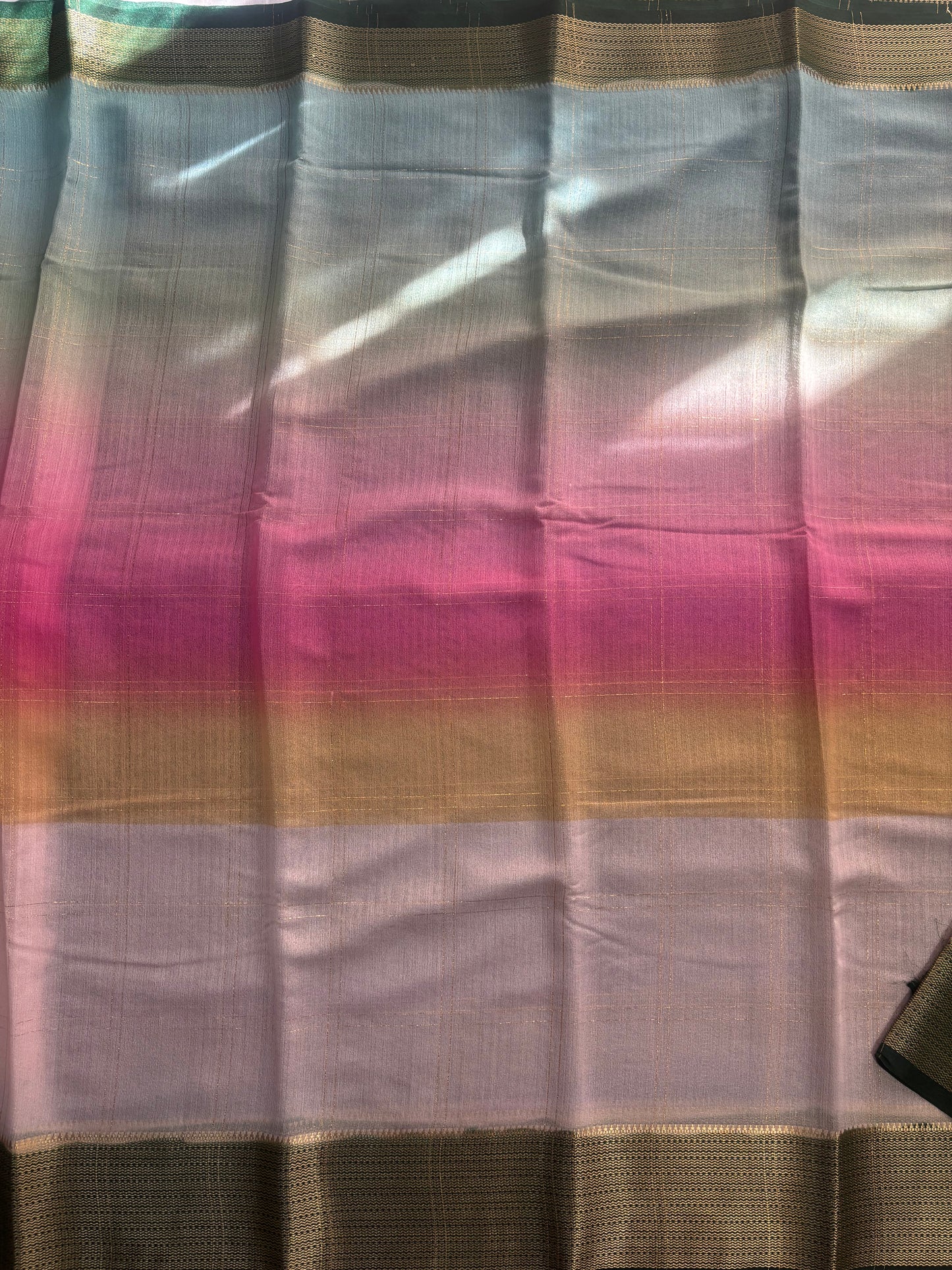 ಬಹುವರ್ಣದ ಮುದ್ರಣಗಳನ್ನು ಹೊಂದಿರುವ ಬಿಳಿ ವಿಸ್ಕೋಸ್ ರೇಷ್ಮೆ ಸೀರೆ, ಒಂದು ಸೊಗಸಾದ ಸಾಂಪ್ರದಾಯಿಕ ಉಡುಗೆ.